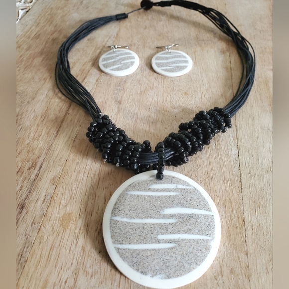 Jewelery set- Shell pendant on multistrand necklace with matching earrings - Picture 6 of 8